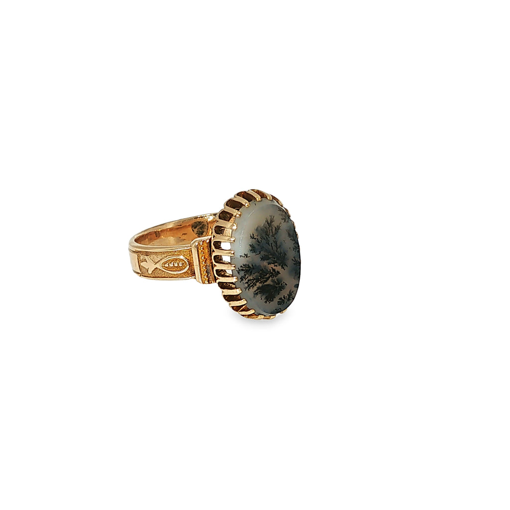 18K yellow gold vintage-style ring with an oval moss agate featuring natural branch-like inclusions.