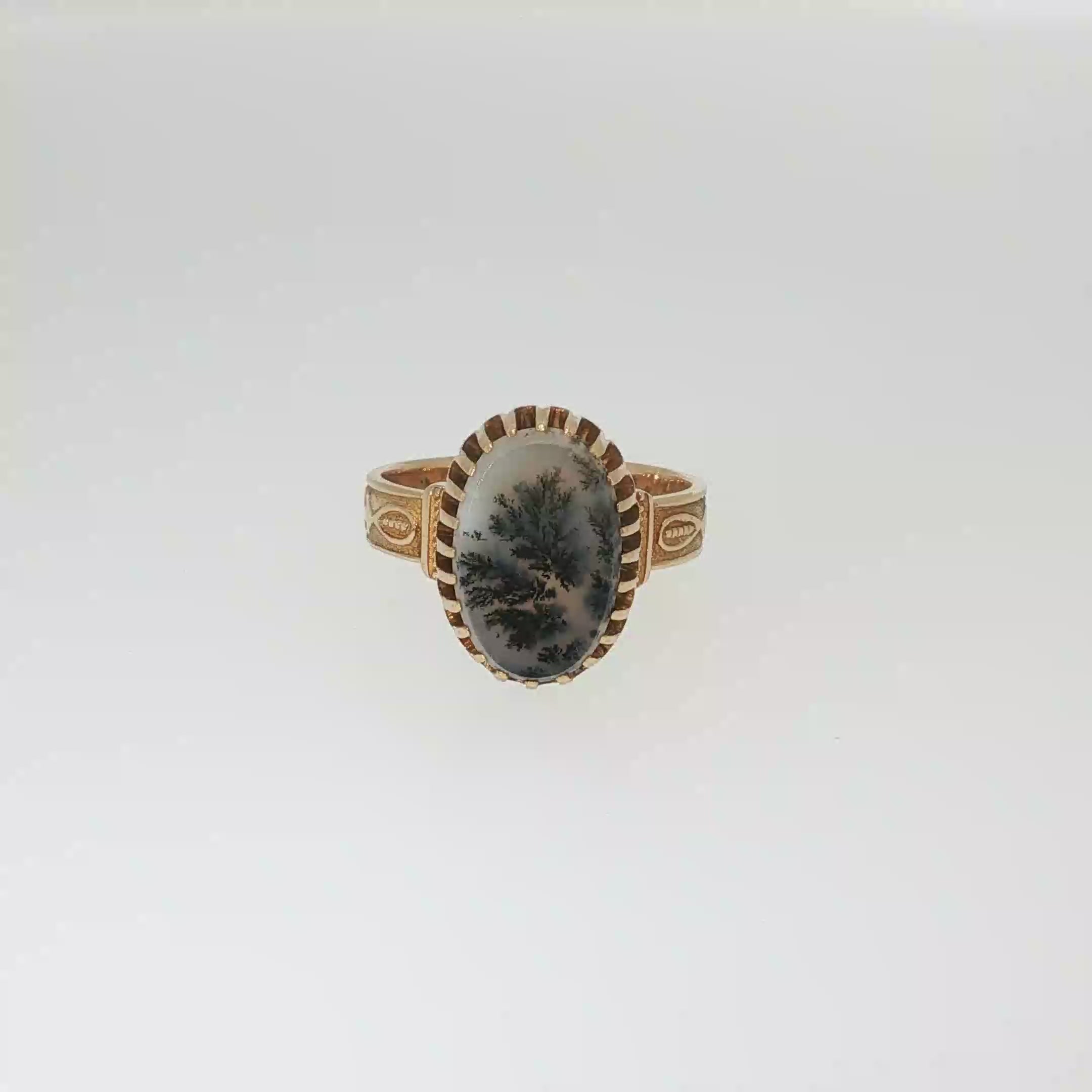 18K yellow gold vintage-style ring with an oval moss agate featuring natural branch-like inclusions.